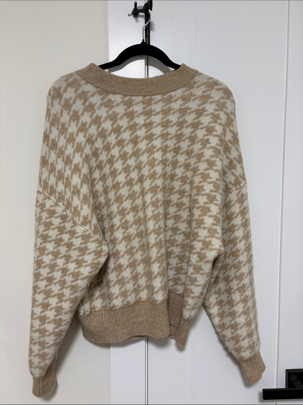 H&M Beige and Cream Houndstooth Crewneck Sweater